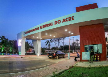 Ufac abre concurso público para professor do magistério superior; salários de até R$ 11 mil