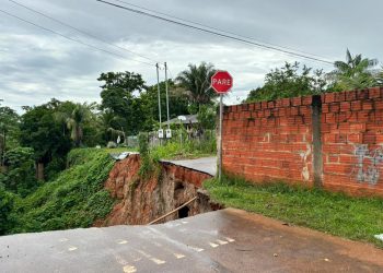 Cratera no bairro Ayrton Senna deixa moradores isolados; Defesa Civil inicia evacuação
