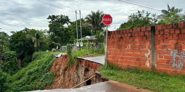 Cratera no bairro Ayrton Senna deixa moradores isolados; Defesa Civil inicia evacuação
