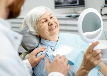 Gladson sanciona lei que institui programa para cuidados com a saúde bucal de idosos no Acre; entenda