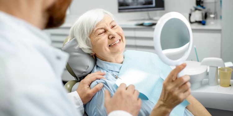 Gladson sanciona lei que institui programa para cuidados com a saúde bucal de idosos no Acre; entenda