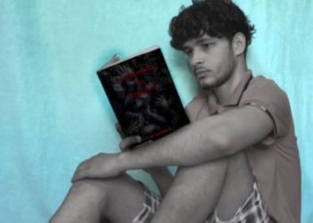 Jovem estudante da Ufac lança livro após anos de dedicação à escrita; conheça