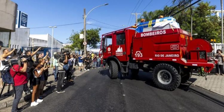 Corpo de Zagallo é sepultado no Rio de Janeiro sob aplausos