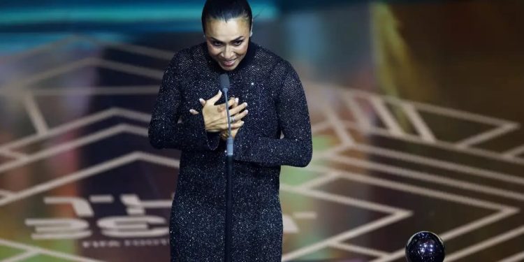 Com homenagem à rainha Marta, Fifa coroa melhores do mundo