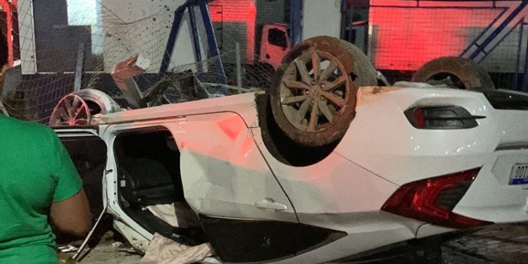 Câmeras de seguranças gravam capotamento na Via Chico mendes após motorista atropelar jovem na Av. Ceará; assista o vídeo