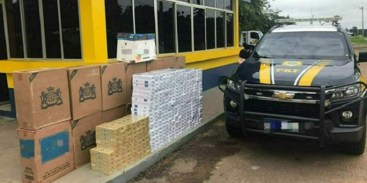 PRF apreende adolescente com quase 12 mil maços de cigarros ilegais no interior Acre