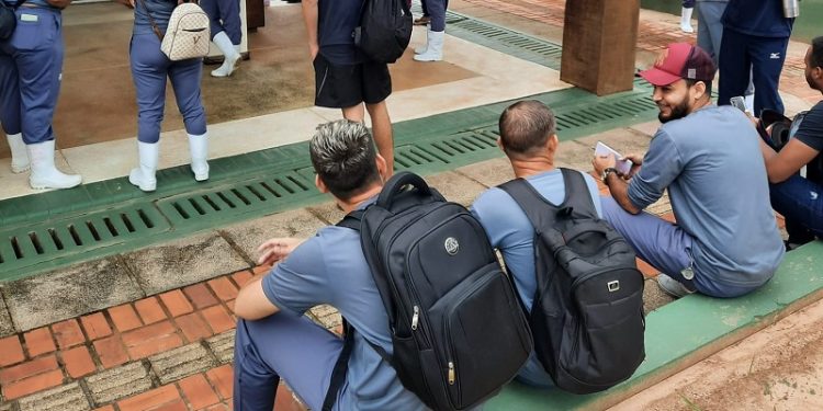 Após manifestação por atraso de salários, terceirizada dá férias coletivas para funcionários em Rio Branco