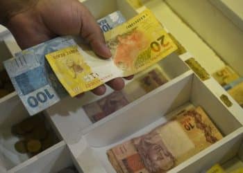 Salário mínimo de R$ 1.412 entra em vigor nesta segunda-feira