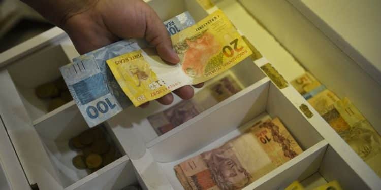 Salário mínimo de R$ 1.412 entra em vigor nesta segunda-feira