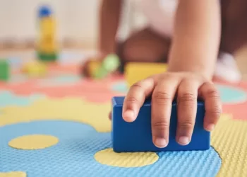 MPAC interrompe atividades em creche após maus-tratos; multa diária de R$ 1.000,00 em caso de descumprimento