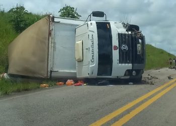 Duas pessoas morrem em colisão de carro contra caminhão no interior do Acre
