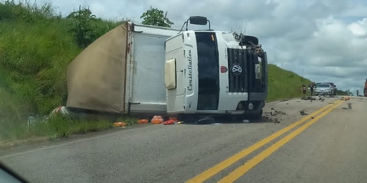 Duas pessoas morrem em colisão de carro contra caminhão no interior do Acre