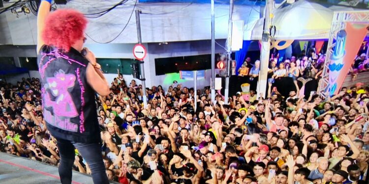 “Estou em minha casa, com minha família acreana aqui”, diz Wanderley Andrade no carnaval de RB