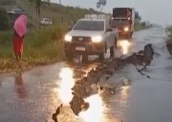 Trecho da BR-364 é interditado após erosão causada pela chuva, no interior do Acre