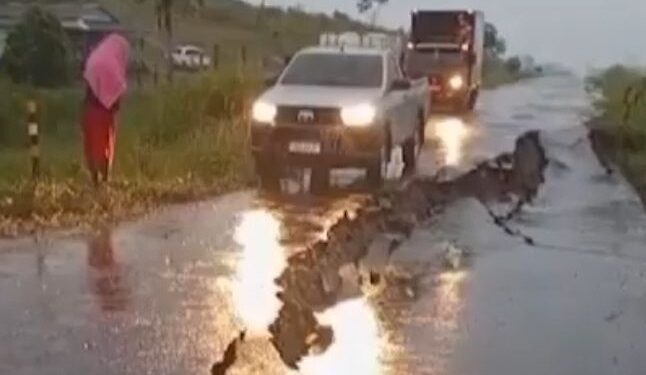 Trecho da BR-364 é interditado após erosão causada pela chuva, no interior do Acre