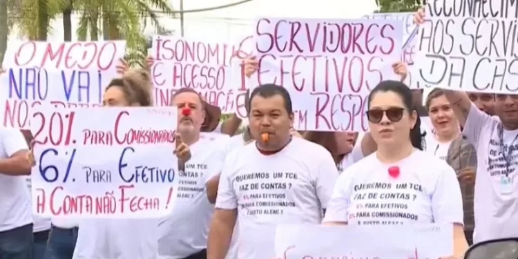 Servidores efetivos do TCE-AC protestam contra reajuste de 20% no salário dos comissionados
