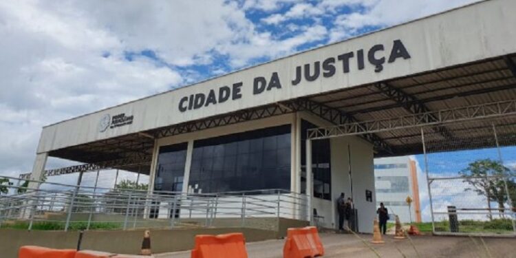 Com telefones fixos indisponíveis por furto dos cabos, Cidade da Justiça atende via celular