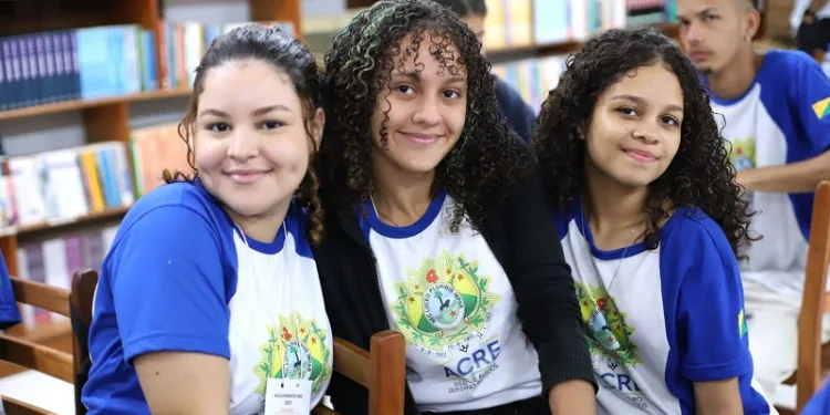 Estudantes do ensino médio podem consultar se estão incluídos no Pé-de-Meia a partir desta quarta-feira