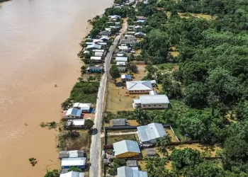 Rio Juruá baixa 18cm em 24 horas e ajuda humanitária mantém socorro a vítimas da inundação