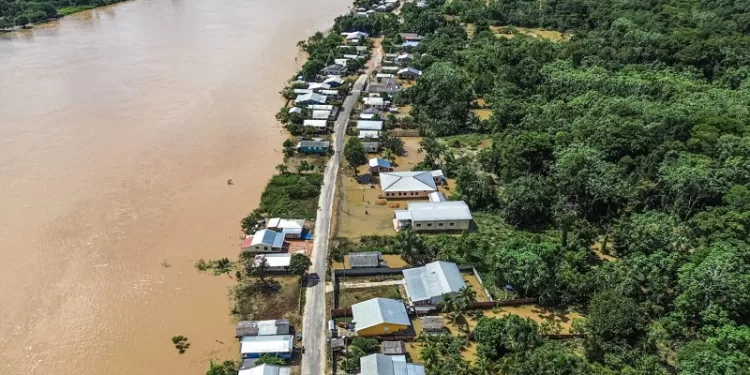 Rio Juruá baixa 18cm em 24 horas e ajuda humanitária mantém socorro a vítimas da inundação