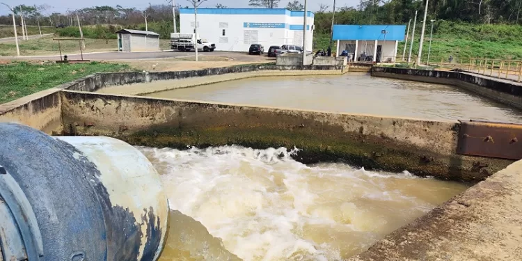 Isolados devido enchente, moradores denunciam falta de água tratada em bairros de Rio Branco