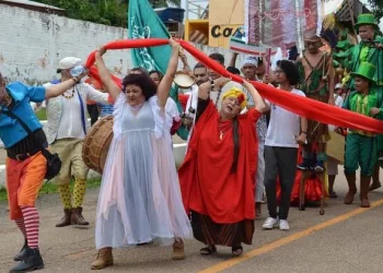 Cortejo Cênico celebra Dia Mundial do Teatro com homenagens e apresentações nesta quarta-feira