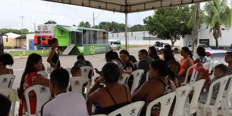 DPE realiza emissão de documentos para desabrigados no Parque de Exposições, em Rio Branco