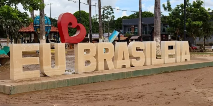 Brasiléia enfrenta cenário de destruição após enchente histórica; veja fotos