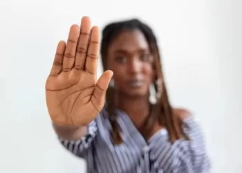 A cada 24 horas, ao menos oito mulheres são vítimas de violência