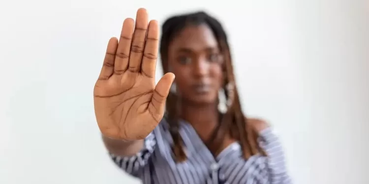 A cada 24 horas, ao menos oito mulheres são vítimas de violência