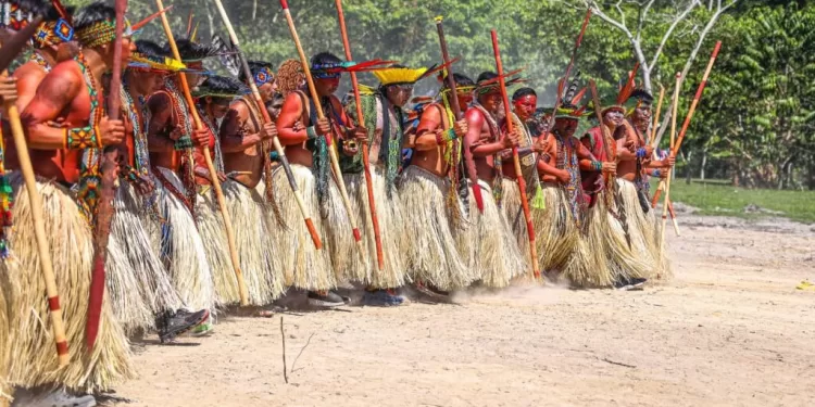 Indígenas detêm diversas autoridades em Cruzeiro do Sul para protestar contra desmatamento