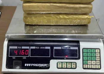 Mulher é presa no Acre ao tentar enviar mais de 4 kg de drogas para Goiânia