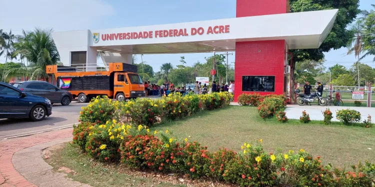 Uma nova assembleia deve ser marcada em maio para debater sobre a greve, diz presidenta da Adufac