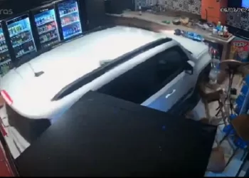 Motorista que invadiu conveniência em Rio Branco admitiu ter ingerido bebida alcoólica e tentou fugir do local