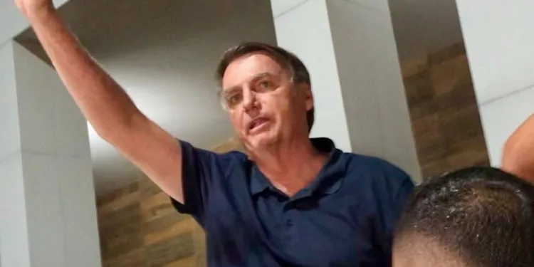 Com multidão e bolo de aniversário à espera, Jair Bolsonaro desembarca no Acre