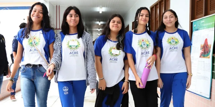 Estudantes começam a receber primeira parcela do Programa Pé-de-Meia