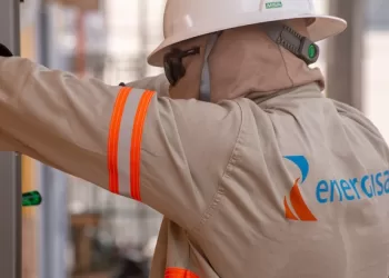 Energisa anuncia desligamento de energia para 8 mil pessoas devido enchentes no Acre