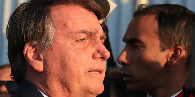 Bolsonaro diz ao STF que seria “ilógico” pedir asilo a embaixador