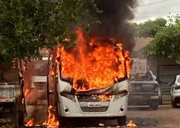 Micro-ônibus e caminhão pegam fogo no pátio da Secretaria de Cuidados com a Cidade, em Rio Branco
