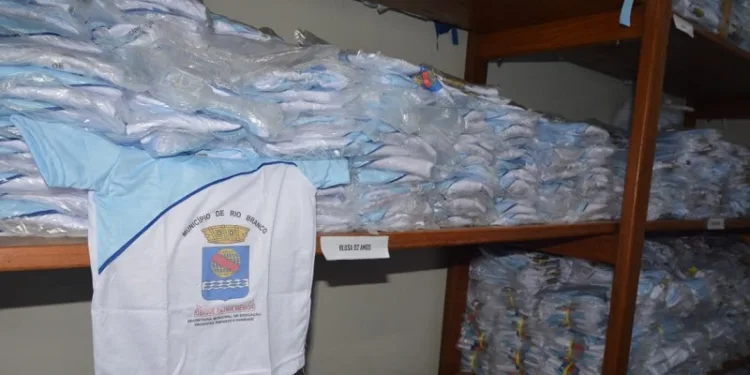 Prefeitura de Rio Branco distribui uniformes gratuitos aos alunos da rede municipal