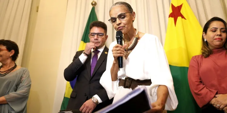 Acre assina contrato de R$ 98 milhões com BNDES para investimento em setores ambientais