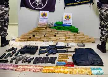 Três pessoas são presas com cerca de 60 kg de drogas, mais de R$ 7 mil e seis armas de fogo em Rio Branco