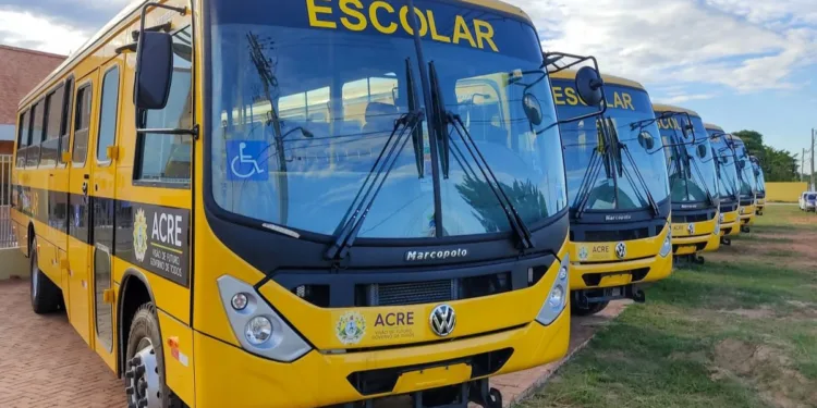 Motoristas do transporte escolar em todo estado aderem paralisação por atraso nos salários