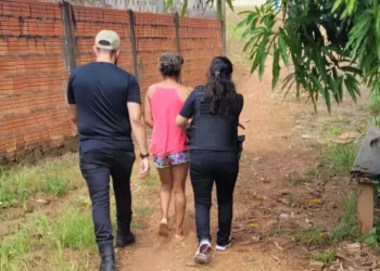 Mãe suspeita de envolvimento em homicídio e estupro omisso de recém-nascido é presa no Acre