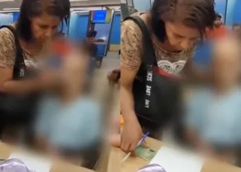 Mulher que levou idoso morto ao banco segue presa e alega inocência