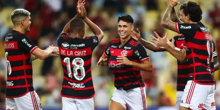 Flamengo derrota São Paulo e assume liderança do Brasileiro