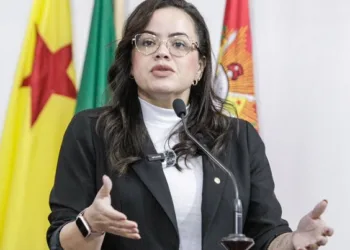 Deputada pede que ex-presidente do Iapen vá à Aleac mesmo após exoneração do cargo