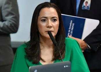 Vice-governadora do Acre, Mailza Assis, recebe alta do hospital após diagnóstico de pneumonia