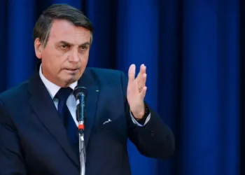 Com infecção bacteriana, Bolsonaro será transferido para Brasília, diz Eduardo