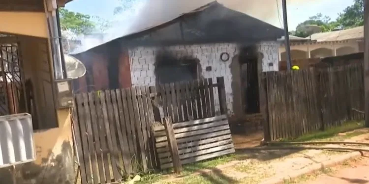 Família perde todos os bens após ter residência tomada por incêndio, em Rio Branco